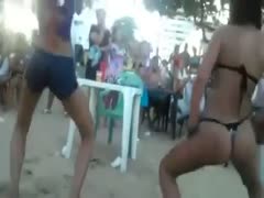 Amateur brunette chick gives a twerking show on a beach